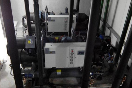 為什么水冷螺桿式冷水機組中會有污垢沉積？